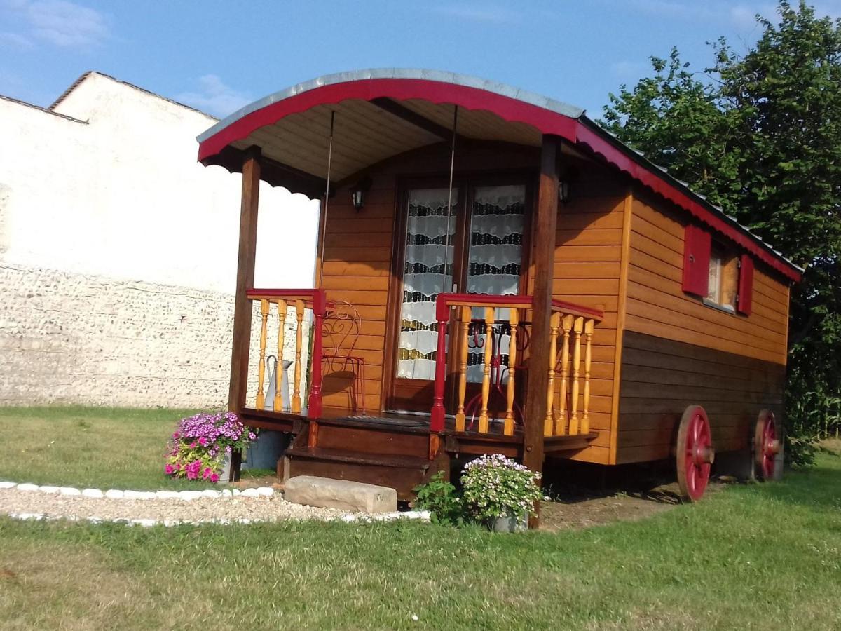 Roulotte Confortable Avec Balcon En Bois, Climatisation Et Pret De Velos, Pres Du Chateau De Sully - Fr-1-590-287 Bed & Breakfast Bonnee Exterior photo