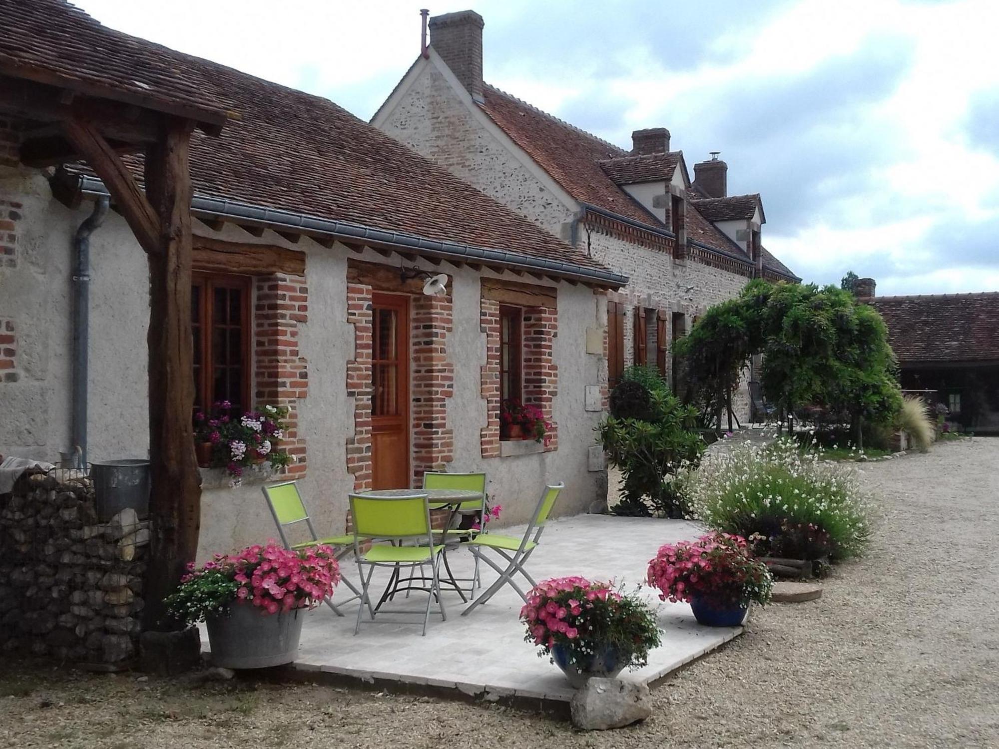 Roulotte Confortable Avec Balcon En Bois, Climatisation Et Pret De Velos, Pres Du Chateau De Sully - Fr-1-590-287 Bed & Breakfast Bonnee Exterior photo