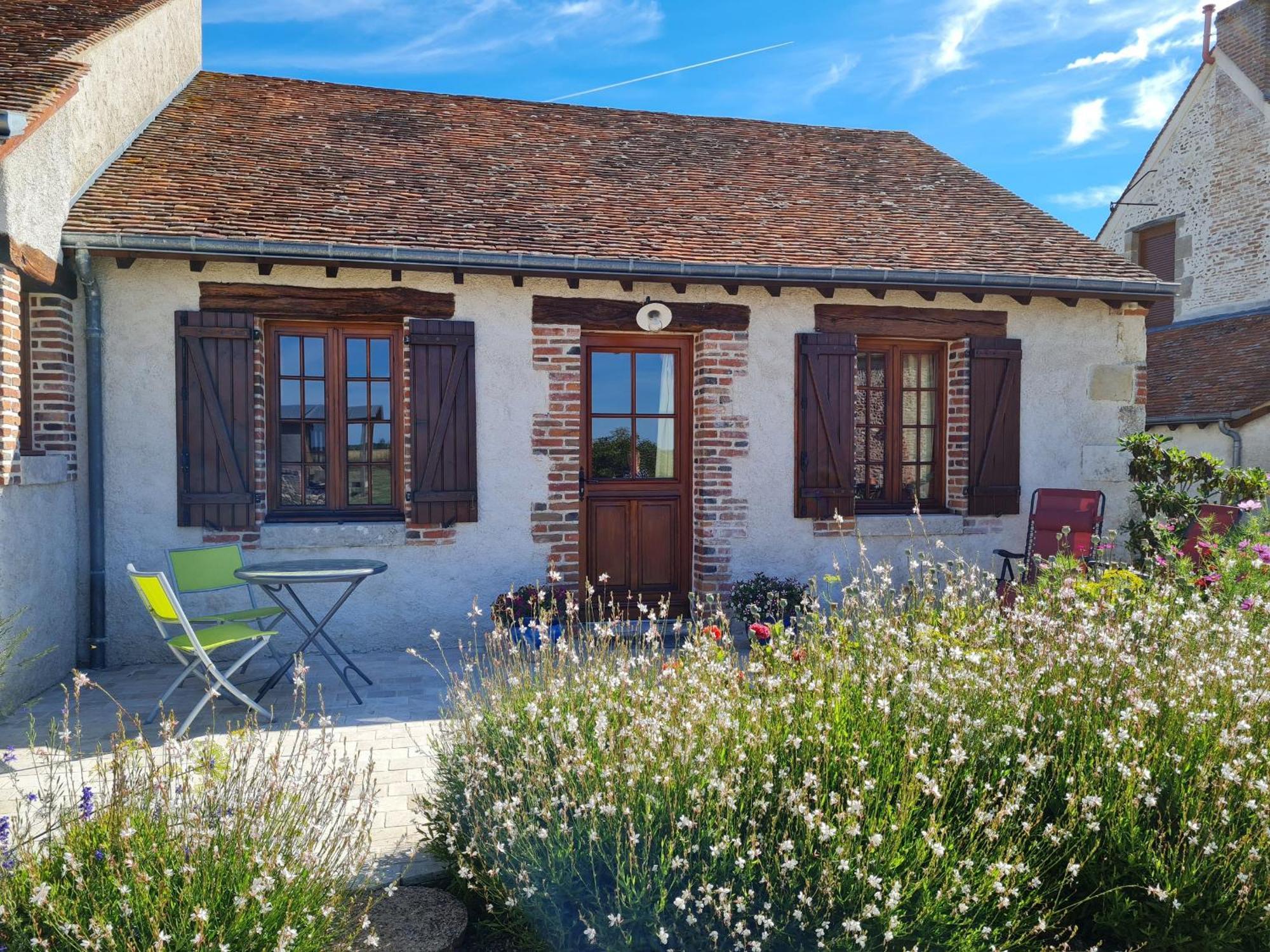 Roulotte Confortable Avec Balcon En Bois, Climatisation Et Pret De Velos, Pres Du Chateau De Sully - Fr-1-590-287 Bed & Breakfast Bonnee Exterior photo